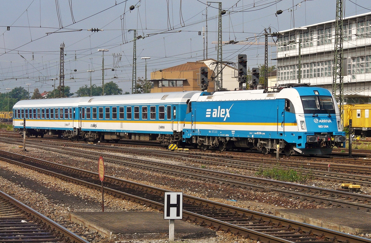 . Die ALEX Lok 183 004-1 (91 80 6183 004-1 D-VBG) rangiert am 11.09.2010 mit zwei Wagen im Hauptbahnhof von Regensburg. (Jeanny)