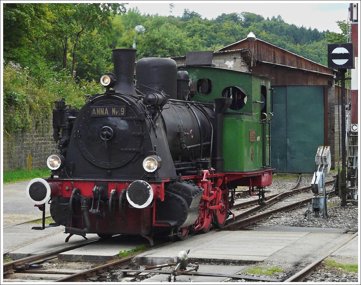. Die AMTF Dampflok Anna N 9 am 17.08.2008 in Fon de Gras. (Jeanny)

Die Lokomotive Anna N 9, ist eine Lok des Typs Crefeld/C, Hohenzollern 2227, sie wurde im Jahre 1908 gebaut. Sie kam 1985 zum Museumsverein Train 1900 und ist ein Geschenk des Eschweiler Bergwerks-Vereins (EBV).