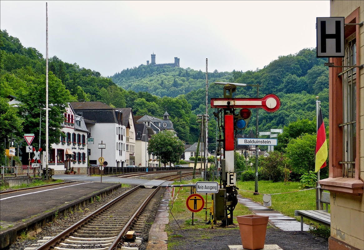 . Die Aussicht vom Bahnsteig in Balduinstein auf das Zwerg Formsignal und die Schaumburg. 26.05.2014 (Jeanny)