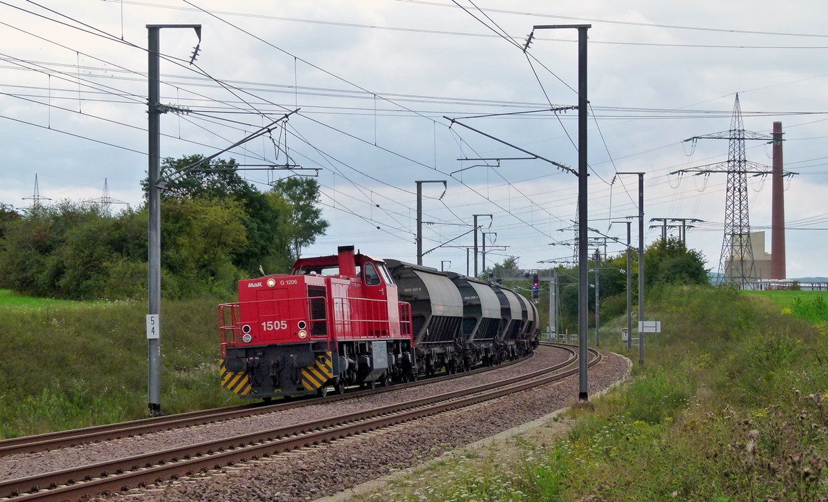 . Die CFL Cargo 1505 war am 13.08.2011 mit einem Gterzug zwischen Bascharage und Schouweiler unterwegs. Die Bauarbeiten auf der Linie 70 Luxembourg -Longwy waren zu diesem Zeitpunkt noch nicht abgeschlossen, inzwischen ist diese Strecke vollkommen zweigleisig ausgebaut. (Jeanny) 