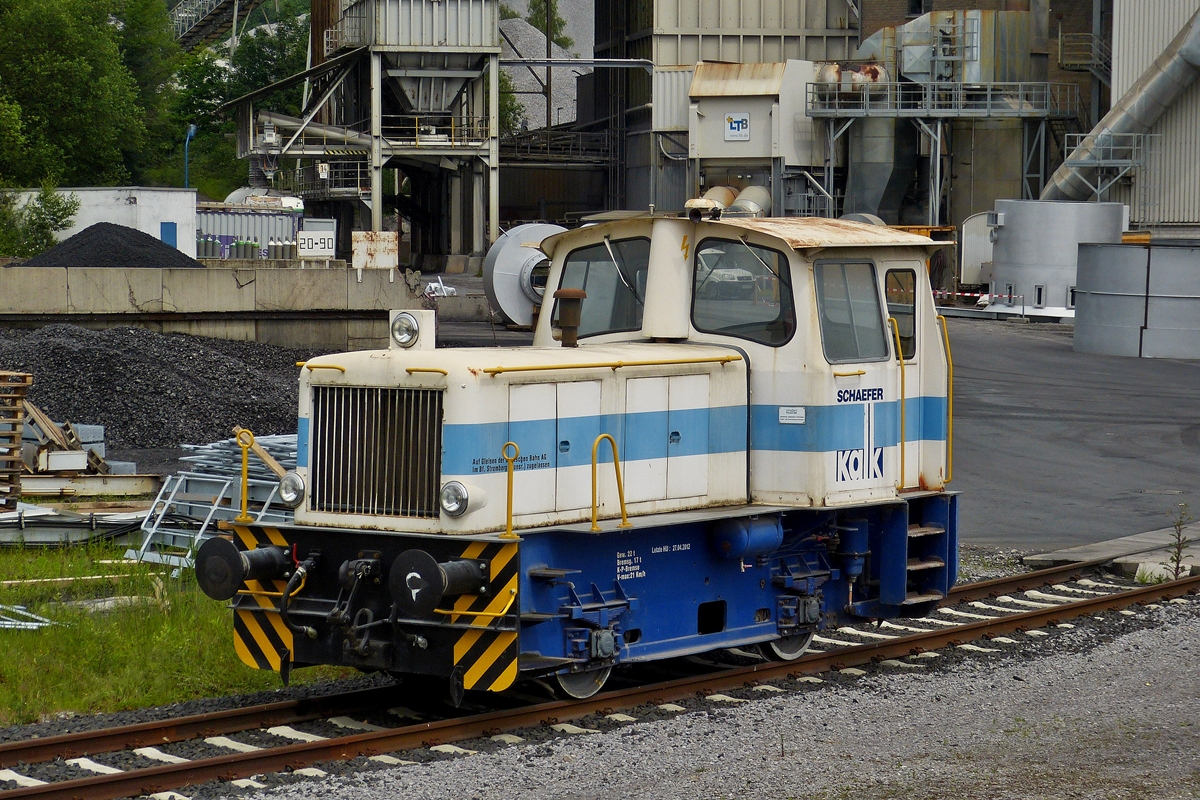 . Die Gmeinder Typ 130 PS Dieselhydraulische Rangierlokomotive der Schaefer Kalk GmbH & Co. KG war am 26.065.2014 in Runkel-Steeden abgestellt. Die Lok wurde 1963 von Gmeinder & Co. (Mosbach) unter der Fabriknummer 5254 gebaut und an die Rheinisch-Westflische Kalkwerke, Werk Stromberg als RWK N 1 geliefert, nach der Stilllegung des Kalkwerkes zum 01.07.2010 kam sie nach Steeden. (Hans)