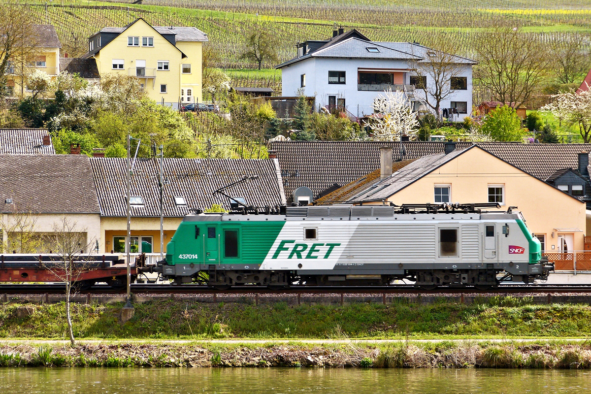 . Die Nummer des Fretchens wird nachgereicht - Die SNCF FRET BB (4) 37014 (91 87 0037 014-4 F SNCF) durchfhrt mit einem Gterzug den Moselort Nittel (D) an der Obermoselstrecke in Richtung Thionville (F). Das Bild entstand am 17.04.2016 in der Nhe von Machtum (L). (Hans) 