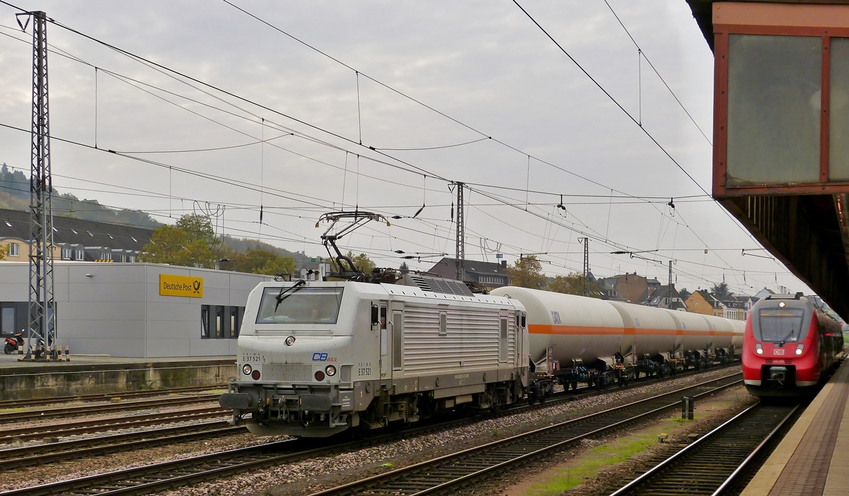 . Die Prima E 37 521 der Macquarie European Rail (ex CBRail s..r.l) durchfhrt am 31.10.2014 mit einem Kesselzug den Hauptbahnhof von Trier. (Hans)