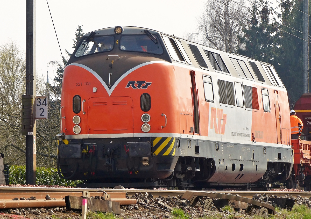 . Die RTS 221 105 (92 80 1221 105-0 D-RTS) war am 08.04.2015 auf der Gleisbaustelle in der Nhe von Mersch im Einsatz. (Jeanny)

Die Lok wurde 1962 von Krauss-Maffei in Mnchen unter der Fabriknummer 18997 gebaut.