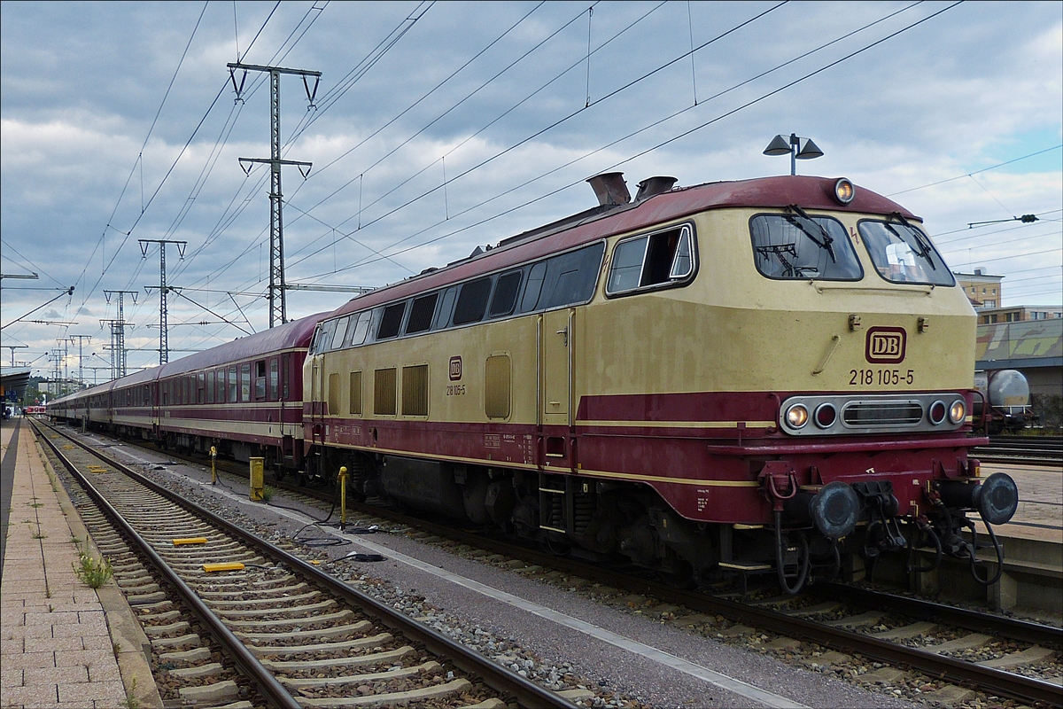 . Diesellok 218 105-5 hat mit dem Pilgerzug nach Lourdes ihr Endziel den Bahnhof von Singen erreicht, hier wird eine SBB Lok vor den Zug gespannt.  04.09.2017   (Hans)