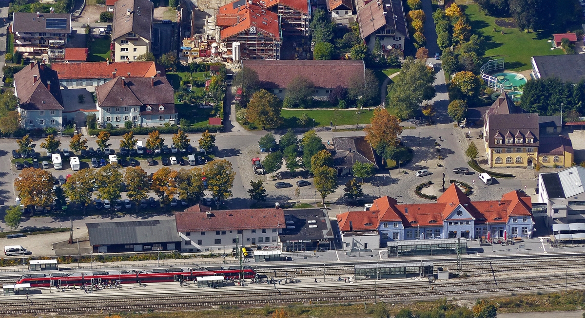 . Ein Bild fr Stefan - Von der Bergstation der Karwendelbahn (2.244m) sieht der Bahnhof von Mittenwald wie T-Gauge aus. 05.10.2015 (Jeanny) 