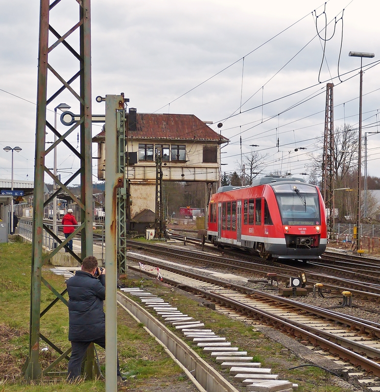 . Ein Erinnerungsbild mit Beiwerk - Der DB Regio LINT 27 640 005 der DreiLnderBahn verlsst am 22.03.2014 als RB 93 nach Bad Berleburg den Bahnhof von Kreuztal und wird von mehreren Fotografen abgelichtet. (Hans)