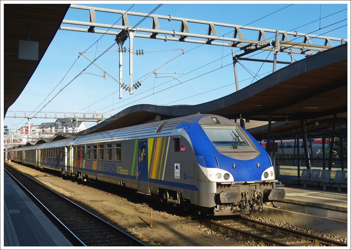 . Ein SNCF Steuerwagen vom Typ B5-uxh (TER200 Voiture-Pilote) befindet sich am 02.12.2013 an der Spitze des Exp 295 Luxembourg - Ble und wartet auf die Abfahrt im Bahnhof von Luxemburg Stadt. (Hans)