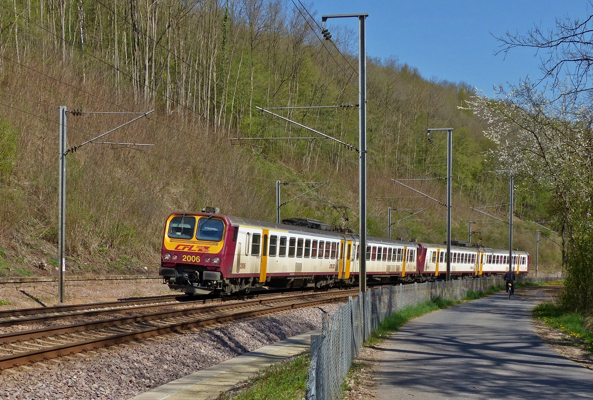. Eine Doppeleinheit Z 2 fhrt am 21.04.2015 als RB 3635 Diekirch - Luxembourg ber die Nordstrecke zwischen Cruchten und Essingen. Man beachte, dass beim Z 2006 sich das CFL Logo farblich von den anderen Z 2 Zgen unterscheidet. (Jeanny)