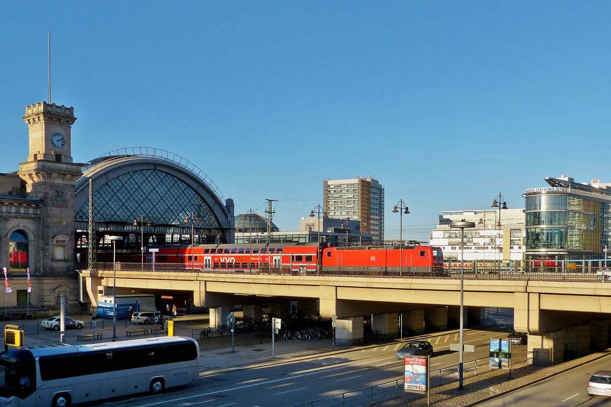 . Eine S-Bahn verlsst am 28.12.2012 den Hauptbahnhof von Dresden. (Jeanny)