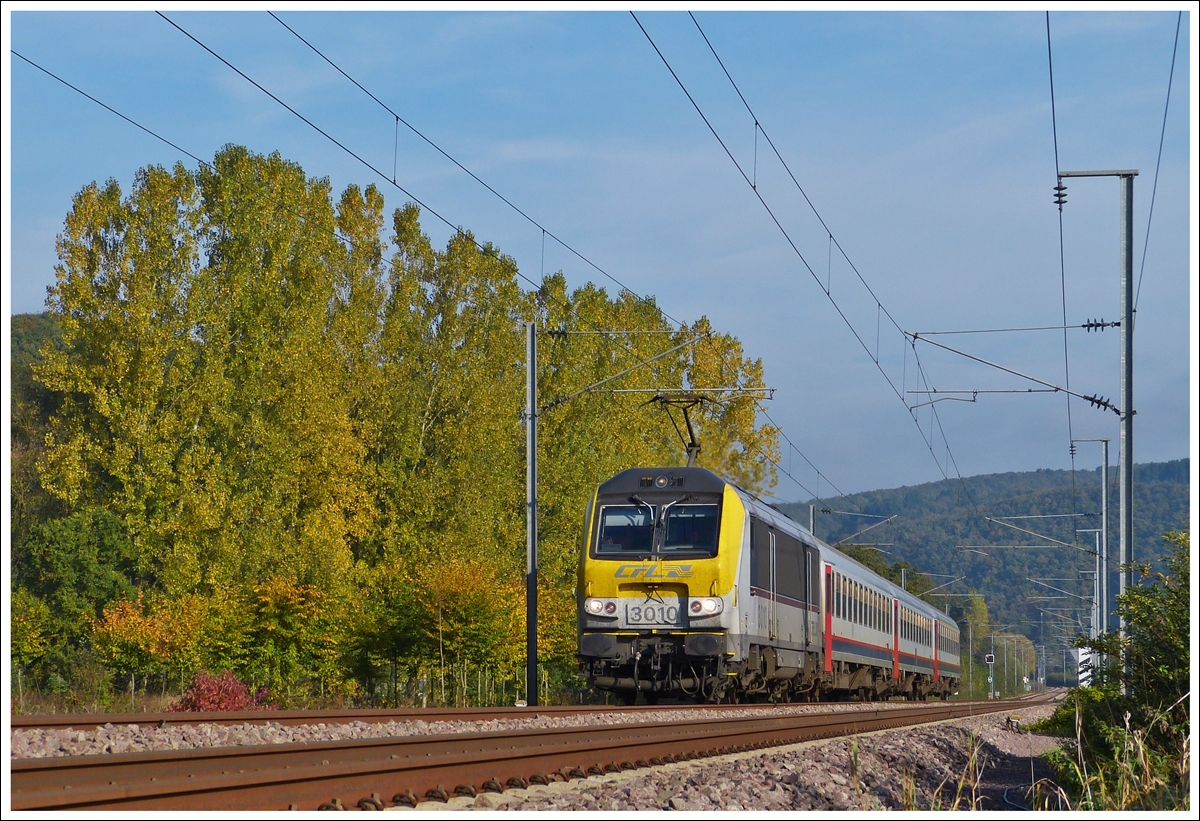 . Goldener Oktober - In Erpeldange/Ettelbrck braust die 3010 mit dem IR 113 Liers - Luxembourg am Haken dem Bahnhof von Ettelbrck entgegen. 19.10.2013 (Jeanny)