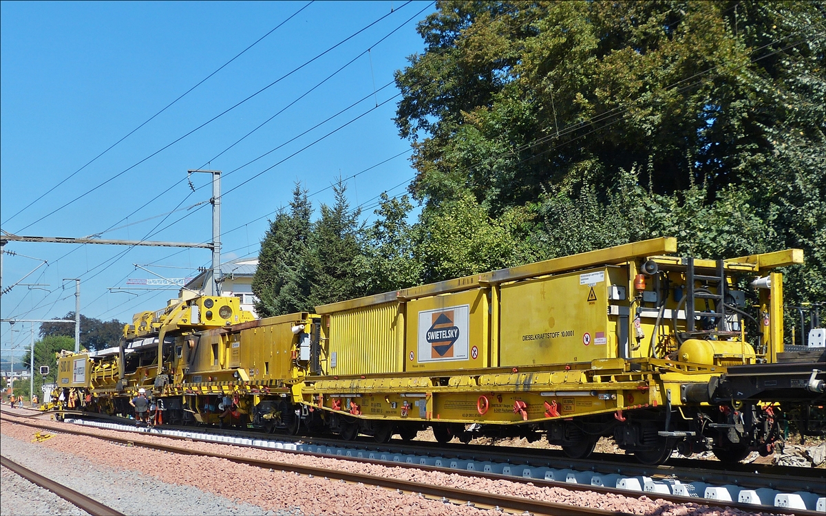 . Heckansicht des Schnellumbauzug SMD 80 mit Raupenantrieb der Gleisbaufirma Swietelsky, gesehen am 06.09.2016 auf der Bahnbaustelle in Schieren.