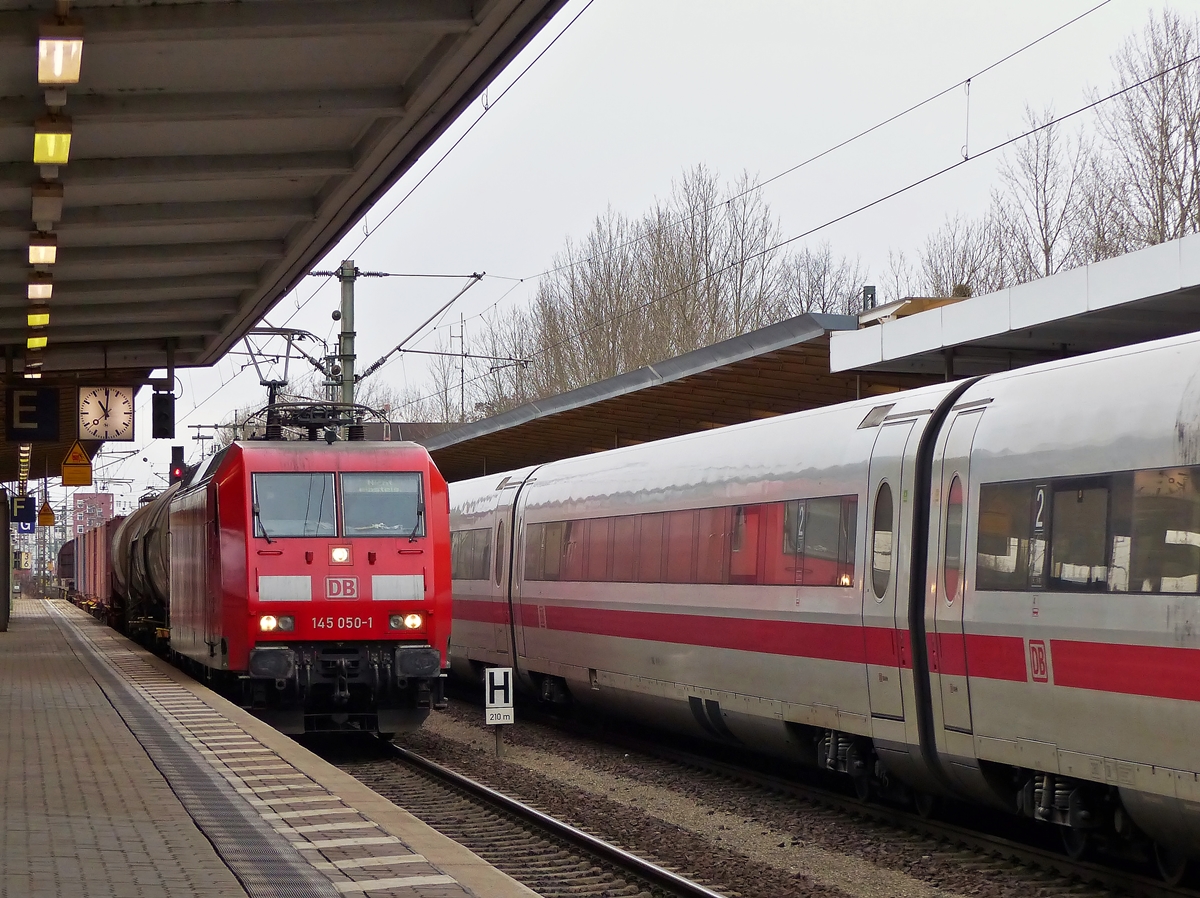 . Im Braunschweiger Hauptbahnhof kann man sich nicht ans Schild lehnen und pennen ;-) - Die 145 050-1 zieht am 03.01.2015 einen gemischten Gterzug durch den Hauptbahnhof von Braunschweig. (Jeanny)