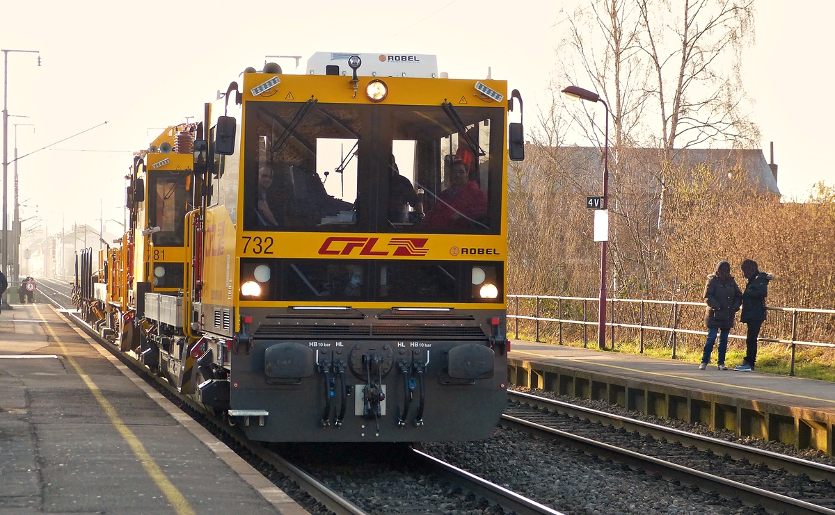 . Im Gegenlicht des spten Nachmittags durchfahren die beiden Robel 732 und 781 mit einem Bauzug den Bahnhof von Schifflange. 31.01.2014 (Jeanny)