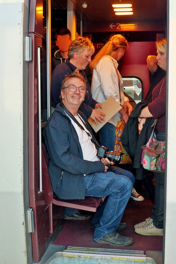 . Im berfllten Thalys THA 9461 Paris Nord - Kln Hbf hat ein Fotograf schon einen Sitzpaltz gefunden, whrend seine beiden Assistentinnen die Reise stehend antreten mssen. Wir hoffen, dass die beiden Damen auch noch einen Sitzplatz ergattert haben. 18.10. 2014 (Jeanny)
