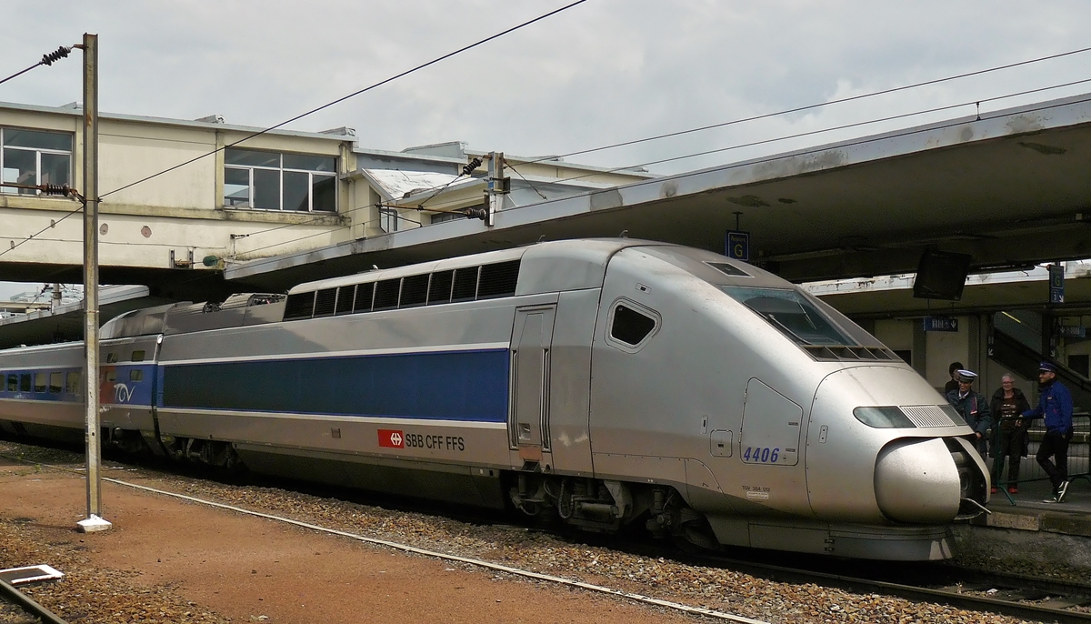. In Mulhouse gelang es mir das ffnen der Bugklappe bei einem TGV POS bildlich festzuhalten. 19.06.2010 (Hans) 

Die TGV-POS-Einheit 4406 hatte die SBB 2007 erworben und auf den Namen Basel getauft. 