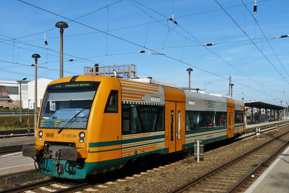 .  In Waren (Mritz) stand am 24.09.2011 der ODEG (Ostdeutsche Eisenbahn GmbH) VT 650.89 zur Abfahrt als R3 nach Neustrelitz bereit. (Hans)