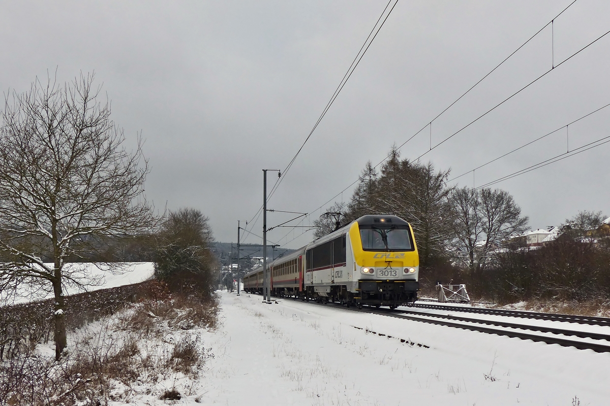 . Kontrastprogramm in Wilwerwiltz - Der IC 114 Liers - Luxembourg, gezogen von der extrem sauberen 3013, verlsst am 24.01.2015 den Bahnhof von Wilwerwiltz in Richtung Kautenbach. (Jeanny)