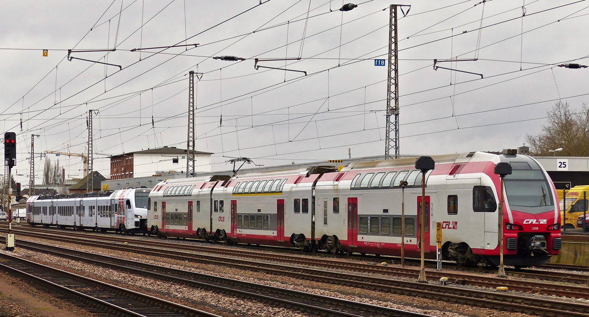 . Leider etwas verdeckt prsentierten sich die beiden Neulinge im Hauptbahnhof von Trier am 27.02.2015. Noch nicht aneinander gekuppelt standen der CFL KISS Z 2308 und ein SWEX 5-teiliger FLIRT der DB Regio im Abstellbereich. Auf der Rckfahrt waren sie dann aneinandergekuppelt, leider fehlte die Zeit fr ein Foto. (Jeanny)