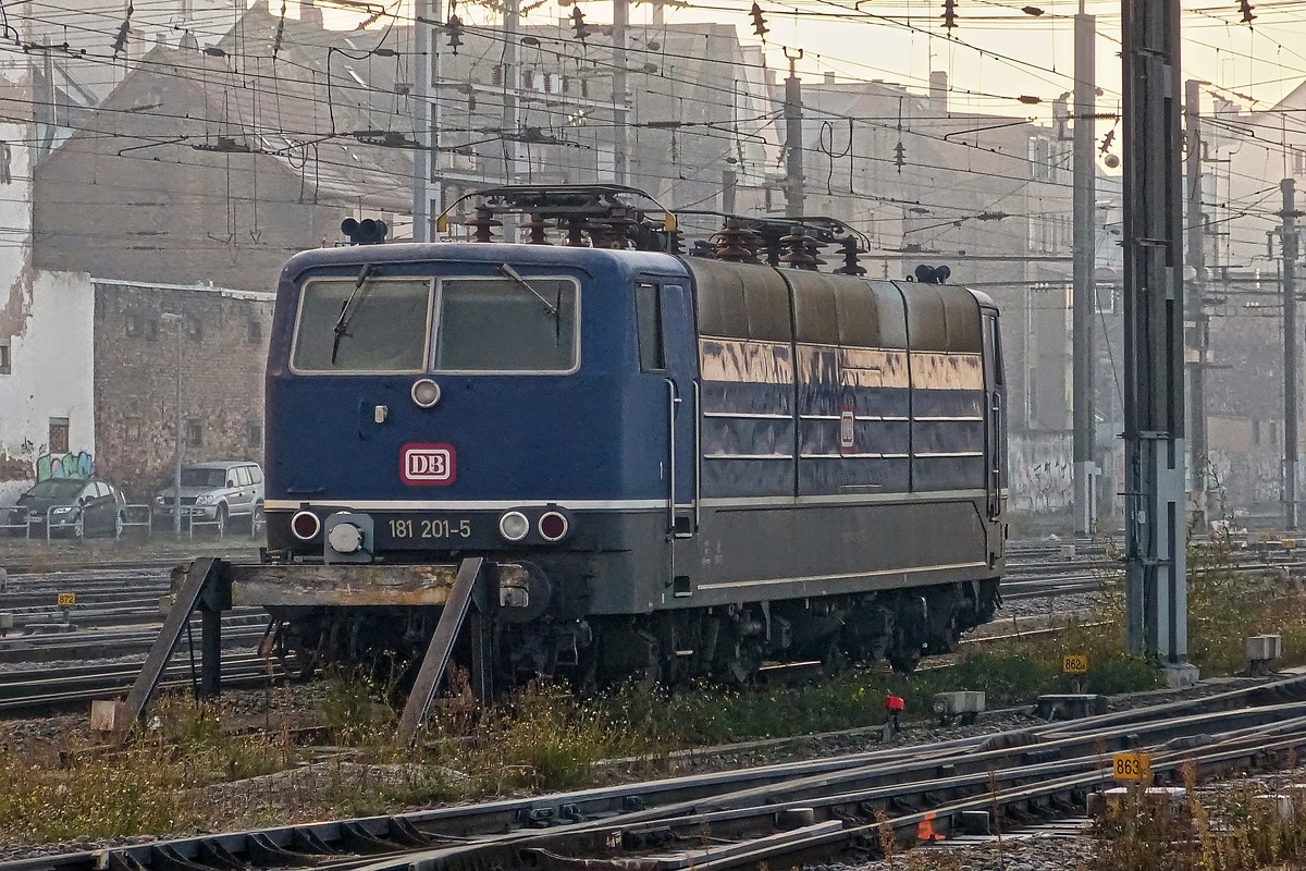 . Leider verdeckt der Prellbock etwas die blaue 181 201-5 in Strasbourg Gare Centrale am frhen, nebeligen und frostigen Morgen des 10.12.2013. (Hans)