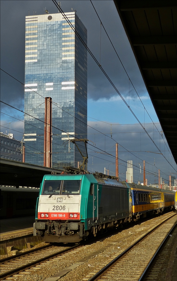 . Lok 2806 (E 186 198-8) ist soeben mit Ihrem IC aus Amsterdam in Brüssel-Midi eingetroffen.  Diese Züge verkehren im Sandwich System zwischen beiden Städten.     18.11.2017  (Hans)