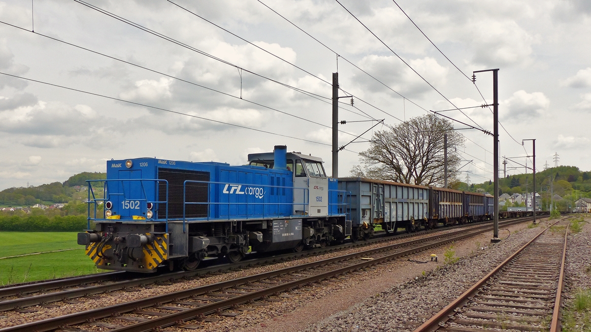 . Mehr 1502, dafr weniger Landschaft - Am 29.04.2015 zieht die CFL Cargo 1502 (eine MaK G 1206) einen leeren Gterzug durch Belvaux (Bieles) in Richtung Differdange (Differdang). (Jeanny)