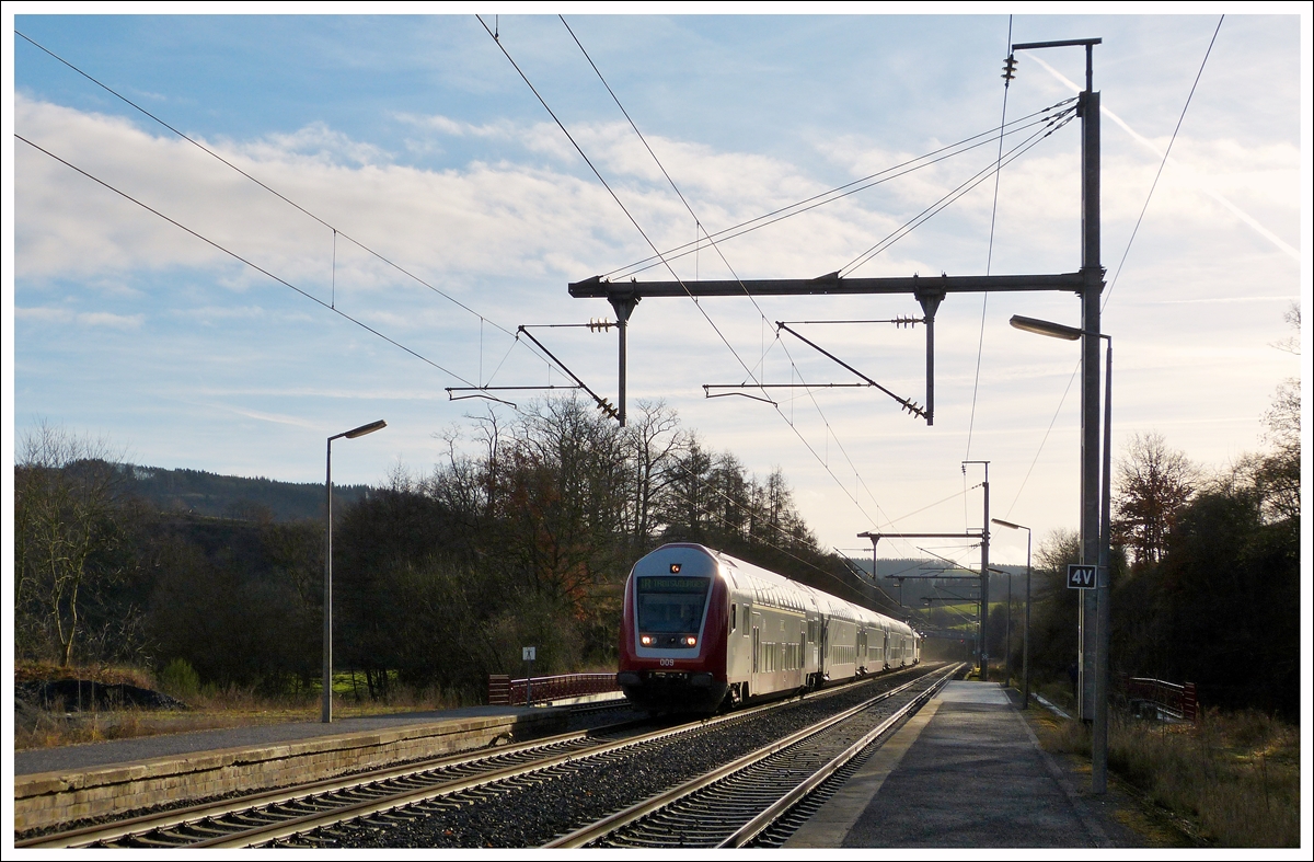 . Morgentliches Gegenlicht - Der IR 3710 Luxembourg - Troisvierges erreicht am 08.01.2014 den Bahnhof von Wilwerwiltz. (Jeanny)