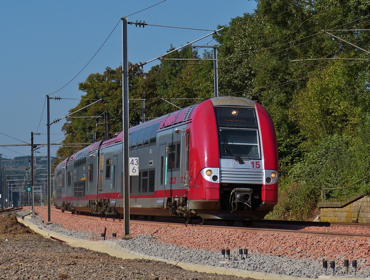 . Nachdem die gröbsten Arbeiten der Gleisbauarbeiten erledigt sind rollt der Zugverkehr wieder normal. CFL 2215 als  RE 3840 in Richtung Luxemburg zwischen Schieren und Colmar-Berg.  13.09.2016