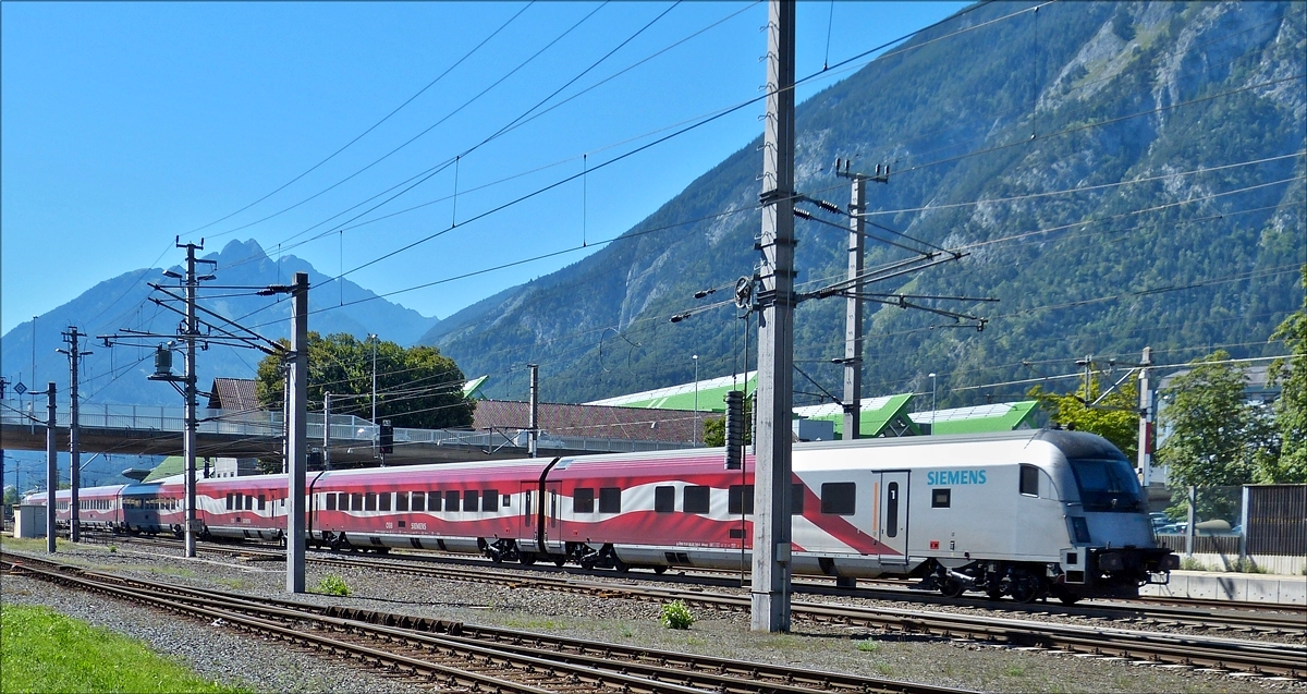 . Nachschuß auf den Railjet. ÖBB Lok 1116 249-4 zieht ihren Zug aus dem Bahnhof Jenbach in Richtung Innsbruck, ich hatte einen sehr schlechten Fotostandpunkt vom Bahnsteig der Zillertalbahn um diesen ausfahrenden Zug im Bild festzuhalten.  24.08.2016