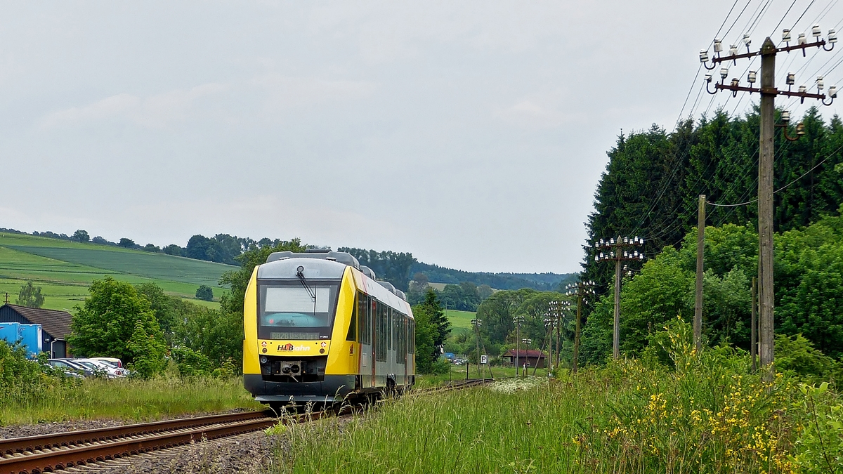 . Nachschuss auf den Vectus VT 263, der bereits im HLB (Hessische Landesbahn) Outfit verkehrt. Der Zug hat soeben den Bahnhof Unnau-Korb verlassen und befhrt nun als RB 28 nach Westerburg die Oberwesterwaldbahn. 26.05.2014 (Jeanny) 