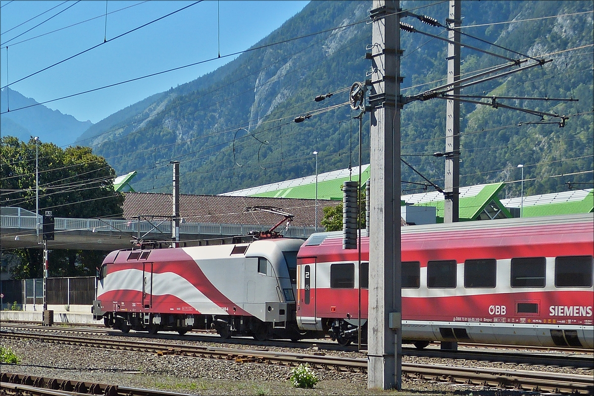 . ÖBB Lok 1116 249-4 zieht ihren Zug aus dem Bahnhof Jenbach in Richtung Innsbruck, ich hatte einen sehr schlechten Fotostandpunkt vom Bahnsteig der Zillertalbahn um diesen ausfahrenden Zug im Bild festzuhalten.  24.08.2016