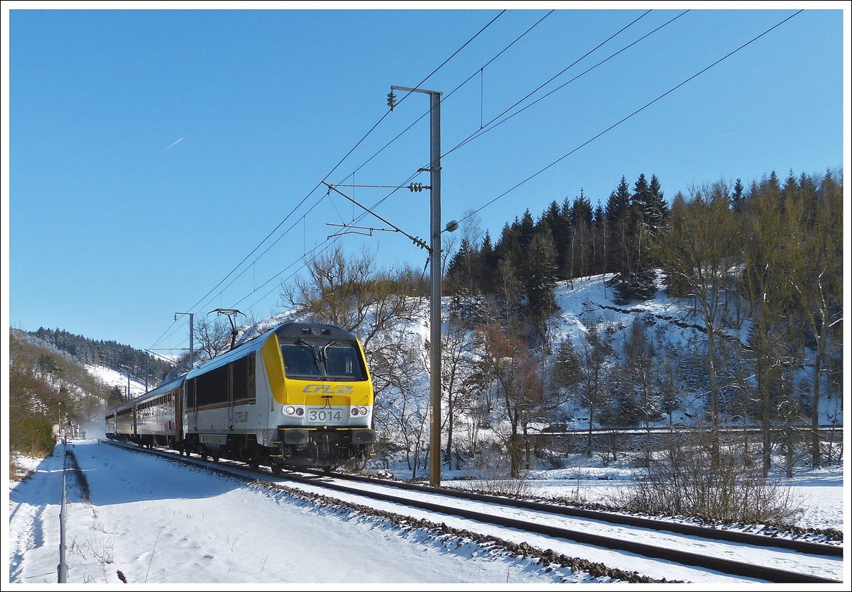 . Schnee im Mrz - Die 3014 zieht am 13.03.2013 den leicht verspteten IR 114 Luxembourg - Liers durch das tief verschneite Tal der Clerve zwischen Maulusmhle und Cinqfontaines. (Jeanny)