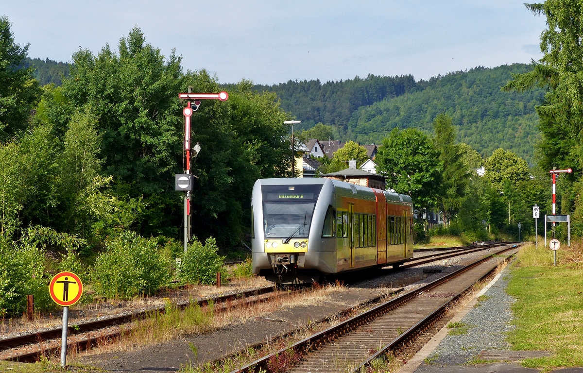 . Sommer in Herdorf - Am frhen Morgen des 29.06.2015 fhrt der VT 118 (95 80 0946 418-0 D-HEB / 95 80 0646 418-3 d-HEB / 95 80 0946 918-9 D-HEB), ein Stadler GTW 2/6 der Hellertalbahn, als RB 96  Hellertal-Bahn  (Betzdorf-Herdorf-Haiger-Dillenburg) Umlauf HTB90405 in den Bahnhof von Herdorf ein. Auf unserer Heimreise war diese Fahrt die bequemste und angenehmste. (Jeanny)