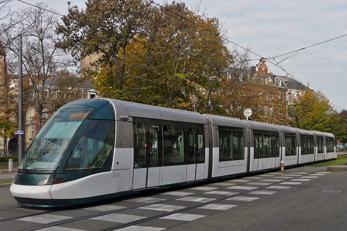 . Strasbourg - Der Alstom Citadis N 2025 der CTS (Compagnie des transports strasbourgeois) erreicht am 30.10.2011 die Haltestelle Parc du Contades in der Avenue de la Paix in Straburg. (Jeanny)

Die CTS (Compagnie des transports strasbourgeois) verfgt z.Z. ber 41 Alstom Citadis Trams.

Der Bau der Straenbahnzge war nach dem Konkurs von Socimi vom Konsortialpartner ABB bernommen worden; nach diversen Firmenbernahmen und Fusionen wurde die Eurotram von Bombardier Transportation angeboten. Aus Kostengrnden – die Eurotram war rund ein Drittel teurer als vergleichbare Fahrzeuge – vergab die CTS (Compagnie des transports strasbourgeois) am 15. Juli 2003 den Auftrag fr die dritte Lieferung von Fahrzeugen an Alstom. Bestellt wurden 35 siebenteilige Straenbahnwagen vom Typ Citadis 403, ferner vereinbarten die Vertragspartner eine Option ber zustzliche 12 Wagen. Ab 2005 lieferte Alstom 41 zehnachsige Fahrzeuge mit einer Lnge von 45,06 Meter und einer Kapazitt von 288 Fahrgsten aus. Die Frontpartie der Citadis-Zge wurde jener der Eurotram nachempfunden. Der Citadis 403 hat unter den Fahrerkabinen ungebremste Kleinraddrehgestelle, die Fahrerkabinen sind dadurch auerordenlich lang. Drei weitere feste zweiachsige Fahrgestelle befinden sich unter den Gelenkwagen. Citadis Trams gibt es inzwischen in sehr vielen Stdten, diese spezielle Bauart mit Kleinraddrehgestellen unter den Fhrerhusern allerdings nur in Straburg.