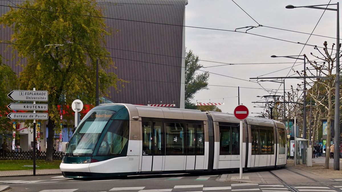 .  Strasbourg - Seitenansicht einer Alstom Citadis 403 Straenbahn an der Haltestelle Observatoire am Boulevard de la Victoire. Diese Fahrzeuge haben unter den Fahrerkabinen ungebremste Kleinraddrehgestelle, dadurch sind die Fahrerkabinen auerordenlich lang. 29.10.2011 (Jeanny)