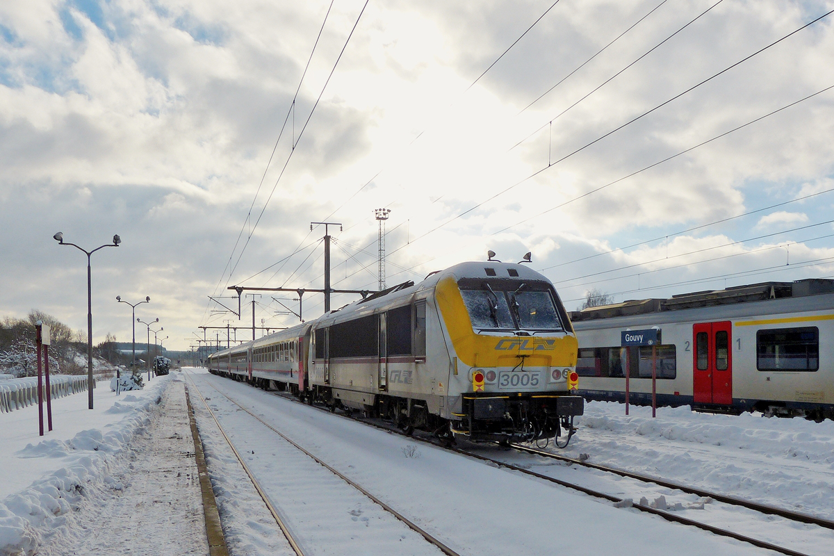 . Ungewhnliche Zugkomposition - Der IR 110 Liers (?) - Luxembourg verlsst den Bahnhof von Gouvy mit der 3005 im Schlepp. Wahrscheinlich kam der Zug nicht aus Liers, da das Gleis hinter dem Zug noch schneebedeckt war. Etwas spter rangierte ein Doppeleinheit SNCB Desiros in Gouvy (an einem Sonntag sehr ungewhnlich), sodass ich vermute, dass diese beiden Zge die Fahrgste zum liegengebliebenen IC gebracht hatten. (Hans) 