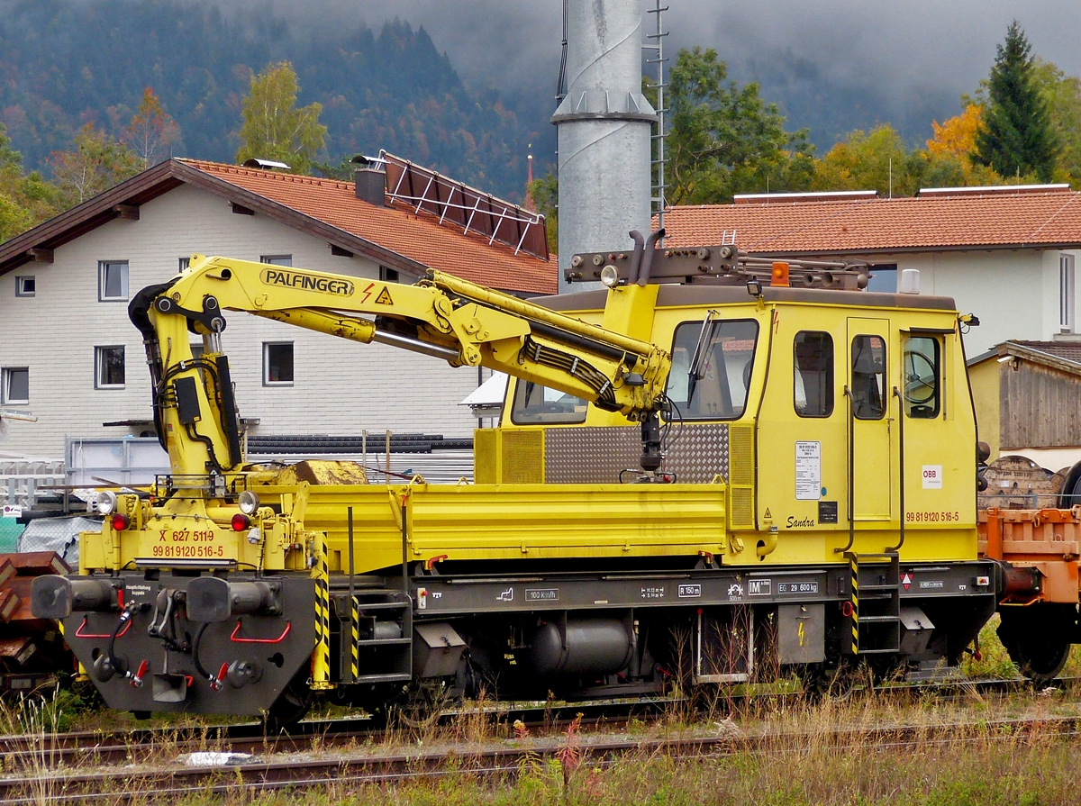 . Vom Nikolaus fr Armin - In Reutte in Tirol war am 08.10.2015 der BB Oberbauwagen (OBW 10) SKL X 627.511-9 (99 81 9120 516-5) mit dem schnen Namen Sandra abgestellt. (Hans)

Die X 627 stellt eine von Plasser & Theurer gebaute Bahndienstfahrzeug-Reihe der BB dar, die je nach Anforderung mit unterschiedlichen Aufbauten ausgerstet werden kann. Die Reihe X 627 wurde fr spezifische Gleisbauarbeiten konzipiert, fr die die zur Verfgung stehende Baureihe X626 ungeeignet war. Die Firma Plasser & Theurer wurde mit dem Entwurf des Fahrzeugs beauftragt, das als  Standardtyp  von Oberbauwagen (OBW10) bezeichnet wird und je nach Bedarf den Anforderungen angepasst werden kann. Seit 1974 wurden insgesamt 26 Stck dieser Fahrzeug-Reihe beschafft, die zahlreiche Unterschiede aufweisen. Die ersten Exemplare wurden als X 627.001 und X 627.101 bezeichnet. Beide Fahrzeuge haben kleinere Fhrerstnde als die spter beschafften X 627er. X 627.101 verfgt ber keinen Kran und wird daher nur im Oberbau-Stofflager in Linz-Wegscheid im Verschubdienst eingesetzt. Alle anderen Fahrzeuge unterscheiden sich durch unterschiedliche Kabinen- und Kranbauformen voneinander. Die Exemplare X 627.511 bis 514 sind speziell fr den Winterdienst ausgestattet – an ihnen kann eine Beilhack-Schneeschleuder oder ein Schneepflug montiert werden.

Die auf zwei schraubengefederten Achsen gelagerten und fr bessere Laufruhe mit vier Stodmpfern ausgestatteten Fahrzeuge besitzen einen geschweiten Rahmen aus gekanteten und gewalzten Profilen, der die Aufbauten trgt und an dessen Enden die Zug- und Stovorrichtungen angebracht sind. Die Aufbauten gliedern sich in eine Fahrerkabine mit zwei Fhrerstnden, ausgelegt fr bis zu acht Personen, sowie eine beidseitig kippbare Ladeflche mit klappbaren Bordwnden. Heckseitig ist ein Teleskopkran fr unterschiedliche Anwendungsmglichkeiten angebracht.

Die unterflurig angebrachte Antriebsanlage besteht aus einem Deutz-Viertaktmotor und Lastschaltgetriebe, sowie nachgeschaltetem Wendegetriebe. Die Kraftbertragung vom Getriebe auf die Antriebsrder erfolgt mittels Kardanwellen. Alle X 627er sind mit Sicherheitsfahrschaltung und einer direkt und indirekt wirkenden Druckluftbremse ausgestattet.
Alle Fahrzeuge der Reihe X 627 (auer X 627.101) werden sterreichweit fr Gleisbauarbeiten eingesetzt.

Die technischen Daten der BB Reihe X 627:

Anzahl: 26
Hersteller: Plasser & Theurer
Baujahr(e): ab 1974
Achsformel: B
Lnge ber Puffer: 9.700 bis 10.130 mm
Dienstmasse: 42 t
Hchstgeschwindigkeit: 65 bis 80 km/h
Dauerleistung: 	146 kW
Anzahl der Fahrmotoren: 1
Antrieb: Viergang-Lastschaltgetriebe, bei X 627.021, 023, 101 und 501 Dreigang-Lastschaltgetriebe
Zugsicherung: Sifa

