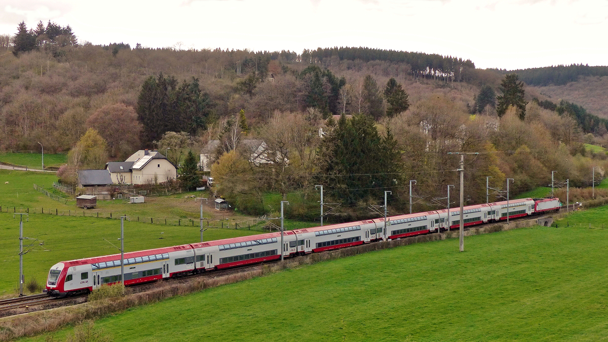 . Vom Pnscherbierg in Wilwerwiltz hat man eine tolle Sicht auf die Nordstrecke, welche am 15.04.2016 vom langen RE 8643 Luxembourg - Gouvy befahren wird. (Jeanny)