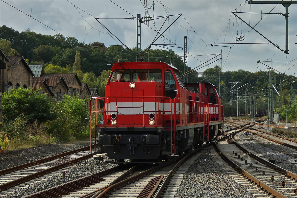 . WEBA Lok 07 (92 80 1211 274-6)  mit WEBA Lok 5 (92 80 1211 177-1) aus dem Abstellbereich kommend wechseln das Gleis im Bahnhof von Betzdorf um zur Tankstelle zu fahren.   29.09.2017