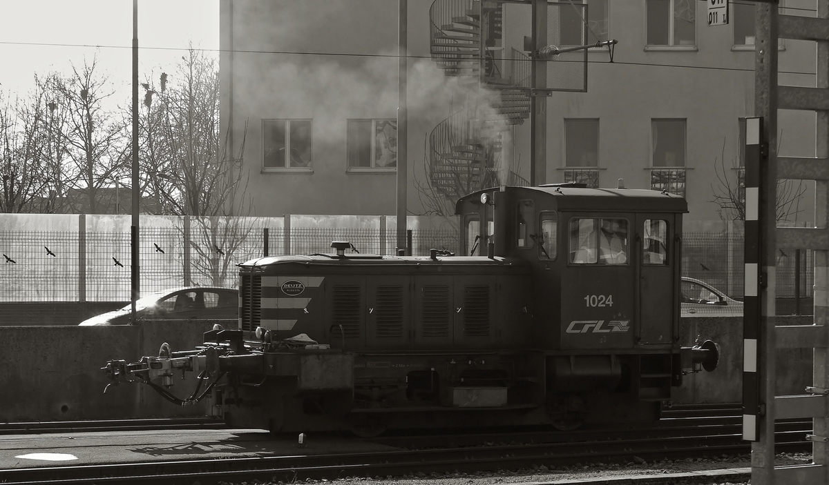 . Wie gut, ist der Bahnhof von Luxemburg-Stadt kein rauchfreier Bahnhof - Im morgentlichem Gegenlicht verrichtet die mittlerweile 58-jhrige Kleindiesellok 1024 (eine Deutz des Typs A8 L614) dort Rangierarbeiten. (Jeanny)