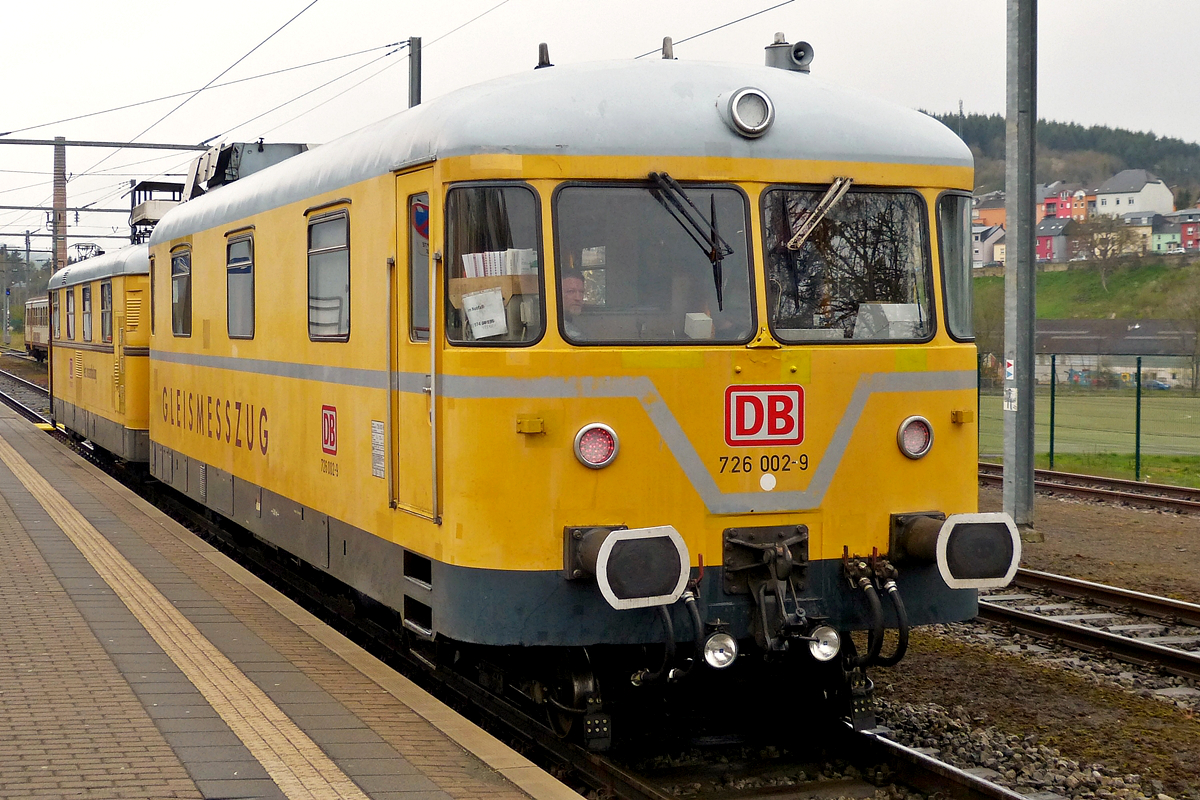 . Zum Glck schneite es nicht in dem Moment, als der DB Messzug 726 002-9 im Bahnhof von Wiltz stand. Trotz bitterer Klte, welche am 27.04.2016 herrschte, konnte ich den tollen Zug dort ablichten. (Hans)