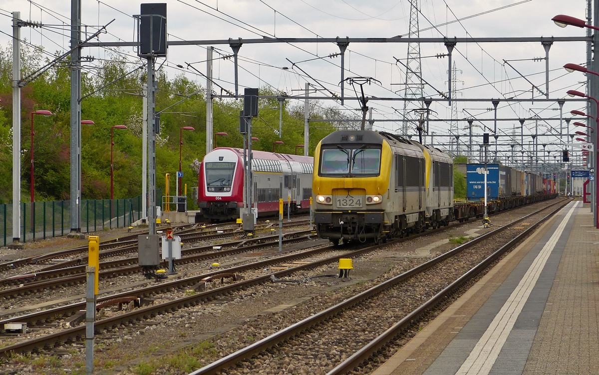 . Zwei Belgierinen in Rodange - Am 29.04.2015 ziehen zwei Loks der SNCB Srie 13 einen Gterzug durch den Bahnhof von Rodange. (Hans)
