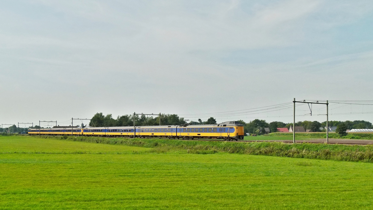 . Zwei gekuppelte NS Koploper (ICMm / Plan Z) fahren am 02.09.2011 durch die weite niederlndische Landschaft zwischen Bosschenhoofd und Etten-Leur. (Jeanny)