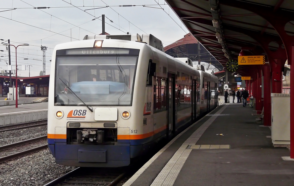 . Zwei gekuppelte OSB (Ortenau S-Bahn) Stadler Regio Shuttle der SWEG (Sdwestdeutsche Verkehrs AG) standen am 29.10.2011 am Stumpfgleis im Gare Centrale von Strasbourg. 

Beide Fahrzeuge haben eine SCNF Zulassung und bedienen die Verbindung Strasbourg- Kehl-Offenburg. (Hans)