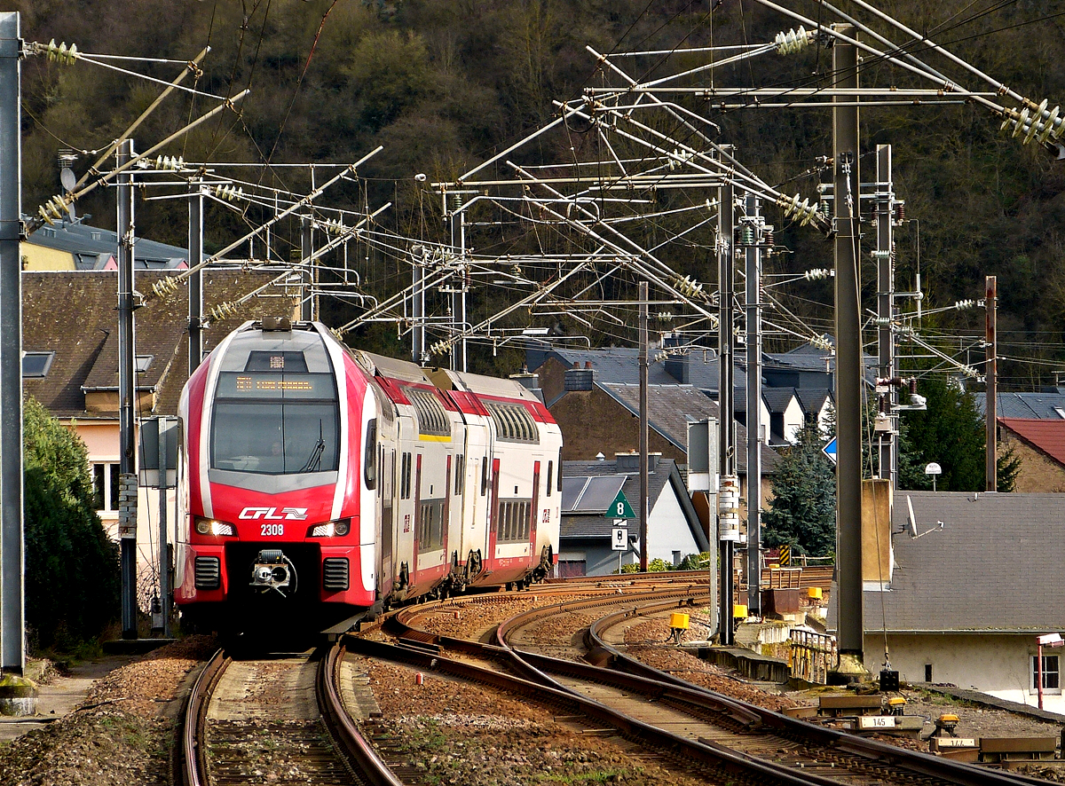 . Zwischen vielen Masten und unter einer Menge Auslegern erreicht der CFL KISS Z 2308 aus Richtung Trier kommend das Moselstdchen Wasserbillig und wird bald in den dortigen Bahnhof bedienen. 12.02.2016 (Hans)