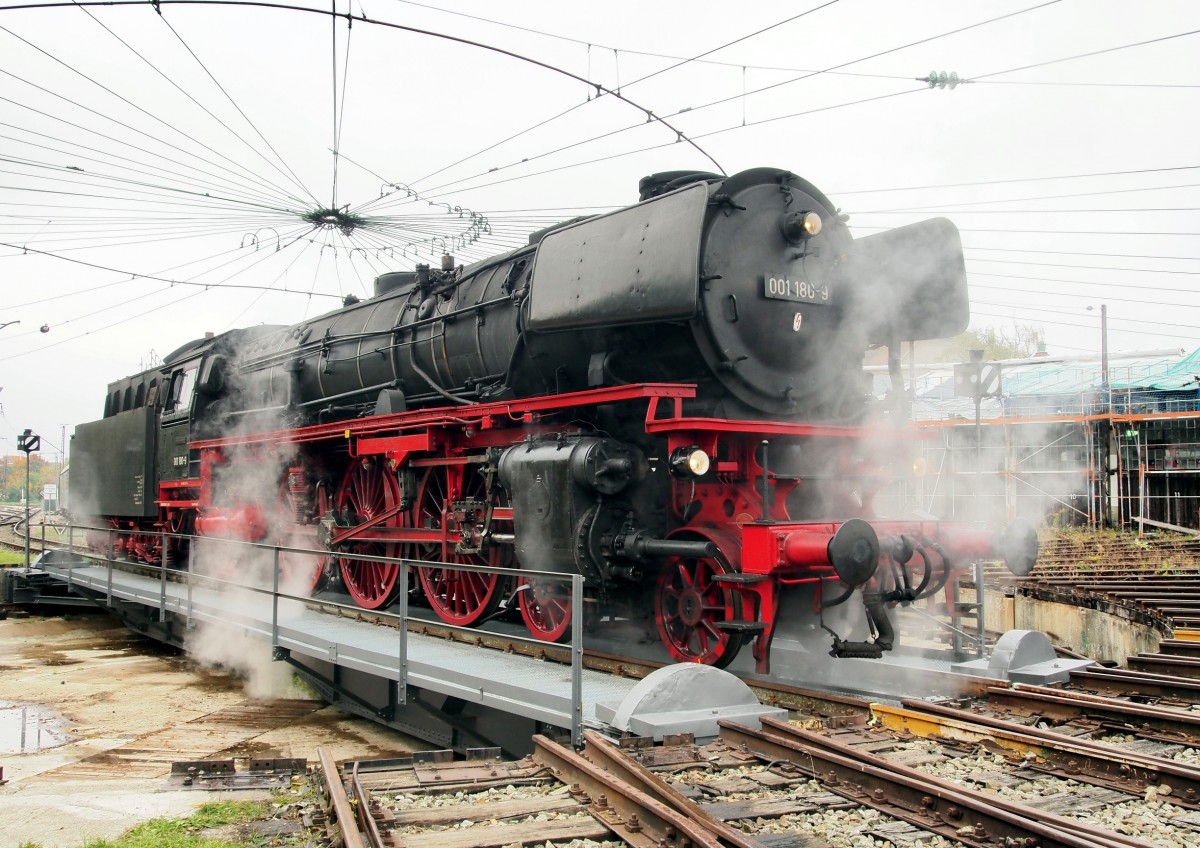 001 180-3 wird auf der Drehscheibe im Bahnpark Augsburg am 11.10.2015 gedreht. Bahnfahrten zum Jubiläum 175 Jahre Bahnstrecke Augsburg - München.