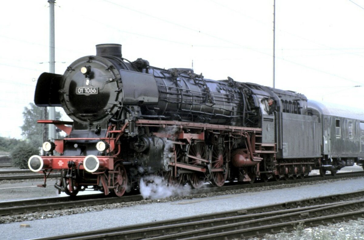 01 1066 mit Schnellzug der 60er Jahre (vier 26,4 m Wagen: Dm 60 (grün); BRym-51 (grün-rot); Am54 (blau); Bm-54 (grün);   Programm-Nummer 8.8 derJubiläumsparade 150 Jahre Deutsche Eisenbahn in Nürnberg am 14.09.1985.