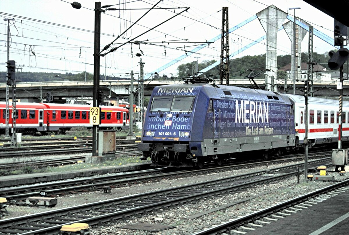101 001-6 mit Werbung  Merian  in Ulm am 02.05.2003.