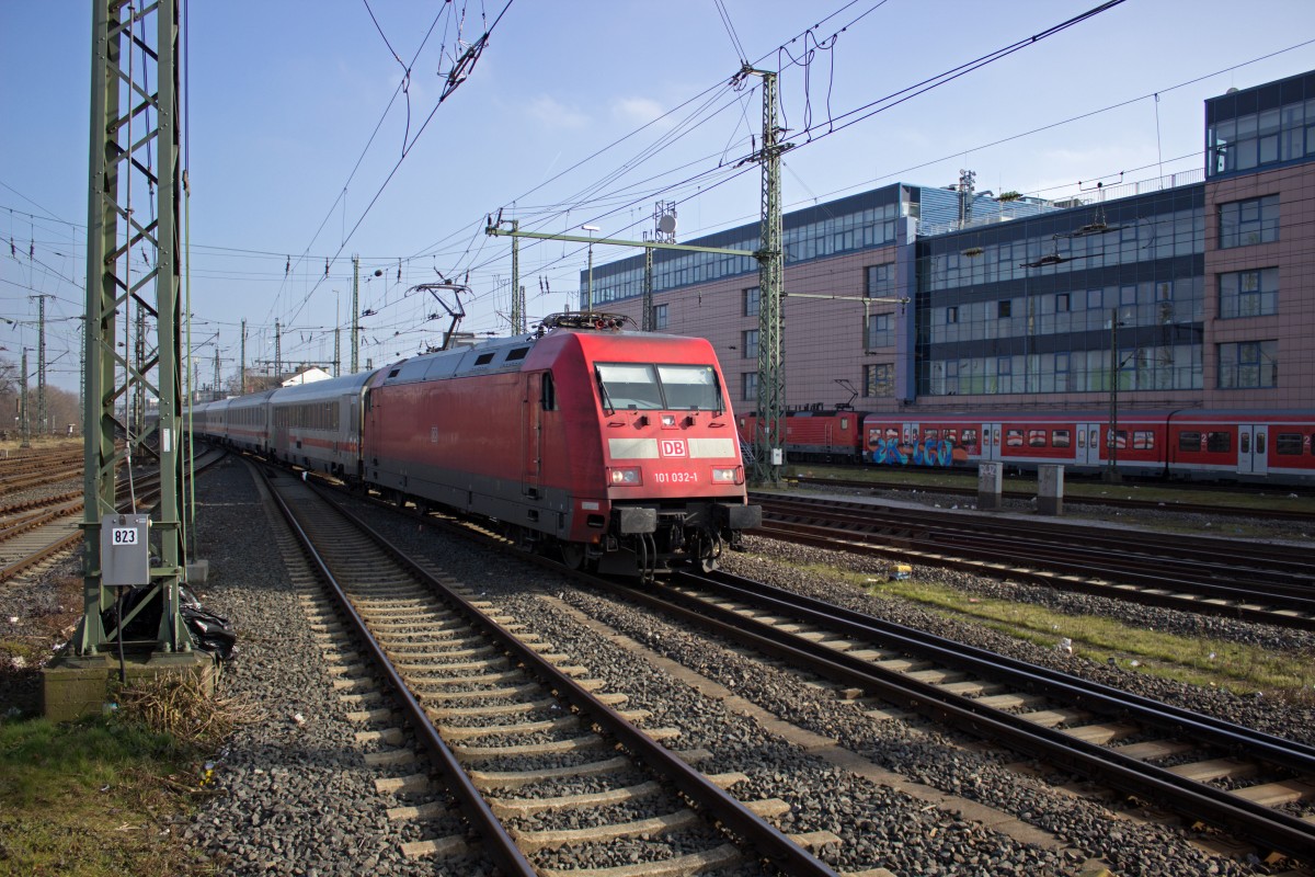 101 032 ist mit ihrem Intercity auf dem Weg nach Stuttgart. Hier erreicht sie gerade Dortmund.