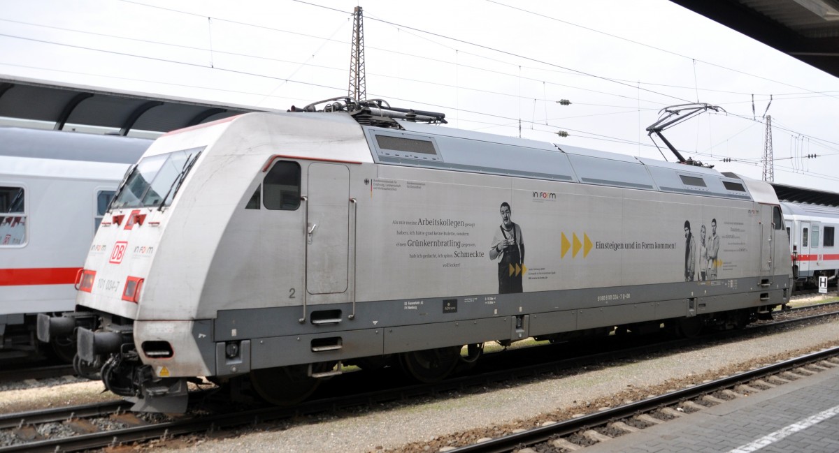 101 034-7 mit der Werbung  in form  steht in Ulm am 30.09.2010.